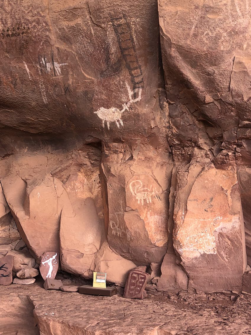Pinturas sobre rocas rojas creadas por indígenas hace miles de años
